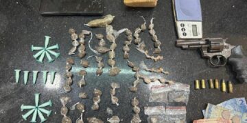 PMBA APREENDE DROGAS E ARMA EM EUNÁPOLIS