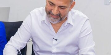 Prefeito Robério Oliveira concede reajuste de 8% para servidores do quadro geral