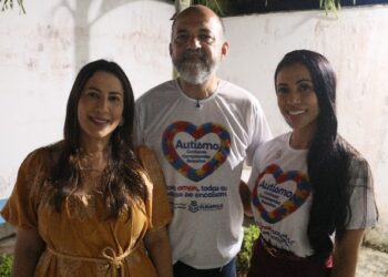 No “dia do autismo, o prefeito Robério Oliveira, a deputada Claudia Oliveira e a sec de saúde Dra. Edna Alves, falam dos avanços da saúde em Eunápolis.