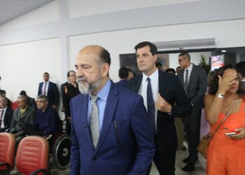 Prefeito Robério Oliveira e o presid. da CME Valdiram Marques, recebem a caravana da cidadania, dotando o eunapolitano de justiça e cidadania.