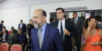 Prefeito Robério Oliveira e o presid. da CME Valdiram Marques, recebem a caravana da cidadania, dotando o eunapolitano de justiça e cidadania.