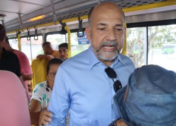 Prefeito Robério Oliveira integra a comitiva que rodou acidade demostrando os novos ônibus começarão a rodar nesta 2ª feira 20/04.