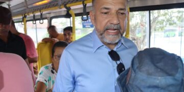 Prefeito Robério Oliveira integra a comitiva que rodou acidade demostrando os novos ônibus começarão a rodar nesta 2ª feira 20/04.