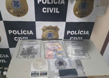POLÍCIA CIVIL DE EUNÁPOLIS PRENDE SUSPEITO DE TRÁFICO DE DROGAS EM FLAGRANTE NO BAIRRO ALECRIM