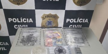 POLÍCIA CIVIL DE EUNÁPOLIS PRENDE SUSPEITO DE TRÁFICO DE DROGAS EM FLAGRANTE NO BAIRRO ALECRIM