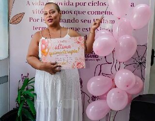 Paciente celebra etapa concluída no tratamento contra o câncer de mama em Porto Seguro