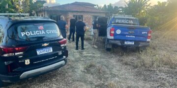 POLÍCIA CIVIL CUMPRE MANDADOS DE PRISÃO TEMPORÁRIA E BUSCAS DOMICILIARES EM DESFAVOR DE DIRETOR INVESTIGADO POR ESTUPRO DE VULNERÁVEL EM ESCOLA MUNICIPAL DE ARRAIAL D’AJUDA