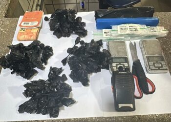 Polícia Militar prende suspeito com drogas, dinheiro e material do tráfico em Teixeira de Freitas