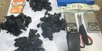 Polícia Militar prende suspeito com drogas, dinheiro e material do tráfico em Teixeira de Freitas