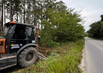 Equipes da Prefeitura realizam limpeza das margens da BA-986 entre Arraial d’Ajuda e Vale Verde para reforçar segurança