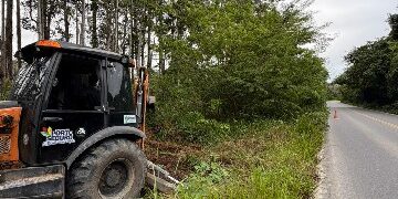 Equipes da Prefeitura realizam limpeza das margens da BA-986 entre Arraial d’Ajuda e Vale Verde para reforçar segurança