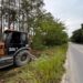 Equipes da Prefeitura realizam limpeza das margens da BA-986 entre Arraial d’Ajuda e Vale Verde para reforçar segurança
