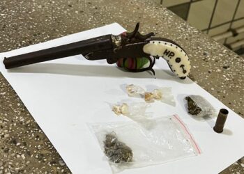 Polícia Militar apreende arma de fogo e drogas em Teixeira de Freitas