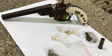 Polícia Militar apreende arma de fogo e drogas em Teixeira de Freitas