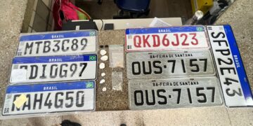 PMBA prende homem com drogas e placas de carro em oficina em Teixeira de Freitas