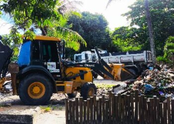 Beco do Axé Moi e pontos da Orla Norte recebem reforço na limpeza pública