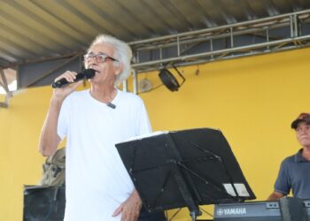 Comemoração do DIA das MÃES em Salto da Divisa, muita seresta, cerveja e gente animada.