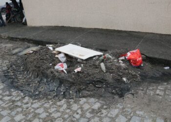 EMBASA ATRASA OBRA DA PRFEITURA NA AV NORTE E SUL