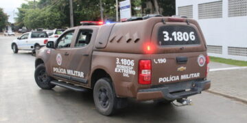 PMBA APREENDE DROGA E SIMULACRO DE ARMA DE FOGO