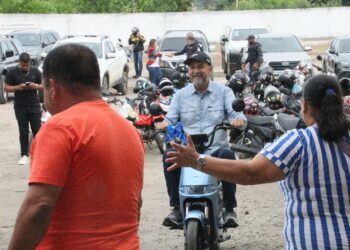 Prefeito Robério faz a festa dos garis no clube da AME