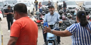 Prefeito Robério faz a festa dos garis no clube da AME