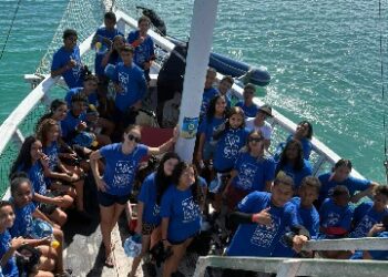 Programa ambiental leva estudantes ao Recife de Fora em Porto Seguro