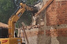 Prefeitura de Porto Seguro realiza demolição de obra irregular em Arraial d’Ajuda