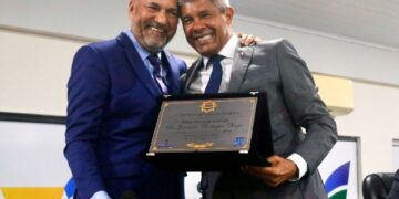 Noite de muita emoção marca entrega de Comenda e Títulos de Cidadania na Câmara de Eunápolis