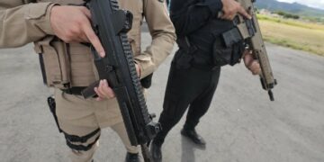 Suspeita de homicídio e tentativa de homicídio é presa em Caravelas