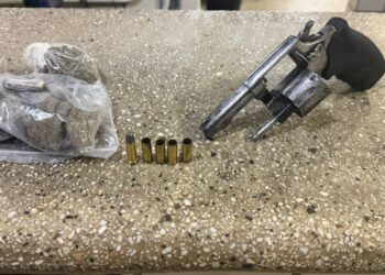 Polícia Militar apreende revólver e drogas durante ação em Teixeira de Freitas