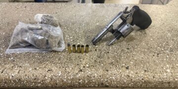 Polícia Militar apreende revólver e drogas durante ação em Teixeira de Freitas