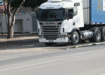 Falta de fiscalização e de bom senso, permitem estacionar uma carreta em plena praça.
