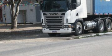 Falta de fiscalização e de bom senso, permitem estacionar uma carreta em plena praça.