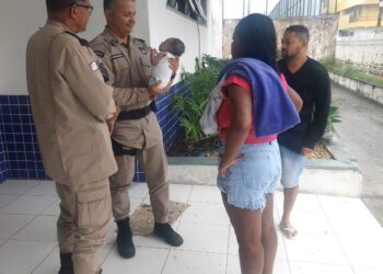 POLICIAIS MILITARES SALVAM VIDA DE RECÉM-NASCIDO COM MANOBRA DE DESENGASGO