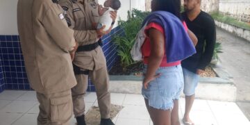 POLICIAIS MILITARES SALVAM VIDA DE RECÉM-NASCIDO COM MANOBRA DE DESENGASGO