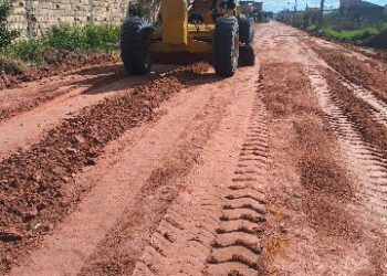 Bairro Porto Alegre 2 recebe serviços de patrolamento para melhorar condições das vias