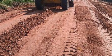 Bairro Porto Alegre 2 recebe serviços de patrolamento para melhorar condições das vias