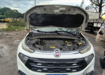 PMBA apreende veículo em Teixeira de Freitas com equipamento de iluminação proibido