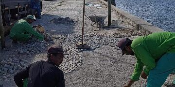 Serviços de manutenção preservam calçadas em pedra portuguesa na Avenida do Descobrimento