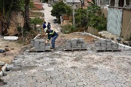 Alto das Vilas ganha nova escadaria e serviços de pavimentação seguem contemplando diversas ruas
