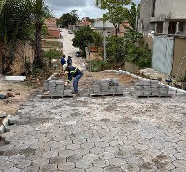 Alto das Vilas ganha nova escadaria e serviços de pavimentação seguem contemplando diversas ruas