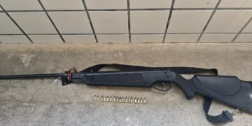 Polícia Militar prende homem por ameaça e posse ilegal de arma de fogo em Teixeira de Freitas