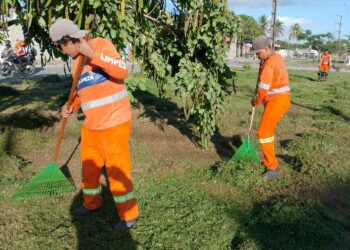 Rua da Linha recebe equipes da Ação Mais Limpeza