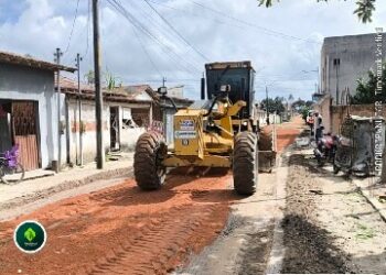 Prefeitura de Porto Seguro intensifica manutenção das ruas com patrolamento e cascalhamento em Vera Cruz