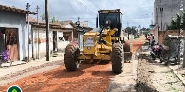 Prefeitura de Porto Seguro intensifica manutenção das ruas com patrolamento e cascalhamento em Vera Cruz