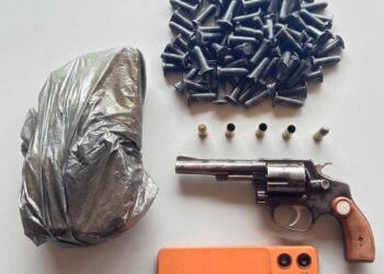 RONDESP EXTREMO SUL E 28º BPM APREENDEM ARMA DE FOGO EM EUNÁPOLIS/ BA.