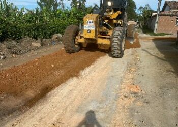 Prefeitura intensifica serviços de patrolamento e cascalhamento em Vera Cruz