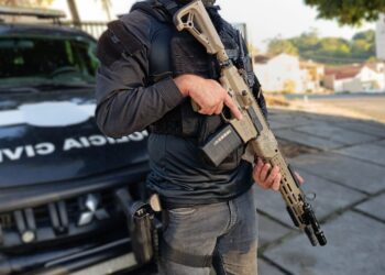 Arma, drogas e celulares são apreendidos após disparos em via pública em Belmonte