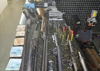 PMBA APREENDE ARMAS, MUNIÇÕES E DIVERSOS MATERIAIS EM LOCAL UTILIZADO PARA FABRICAÇÃO CLANDESTINA DE ARMAMENTOS EM ITAMARAJU
