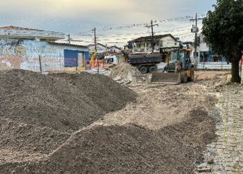 Obras avançam em ritmo acelerado na Rua Pero Vaz de Caminha e Rua do Golfo, transformando a infraestrutura do Centro de Porto Seguro